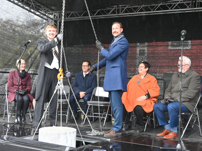 Kronprins Haakon fikk hjelp av leder i Studentersamfundet Fredrik Akre da grunnsteinen til nybygget ble lagt. Foto: Sven Gj. Gjeruldsen, Det kongelige hoff